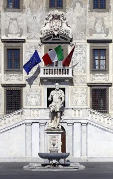 Carovana Palace, coat of arms of the Order of the Knights of Saint Stephen and Statue of Cosimo I