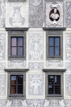 Carovana Palace, facade detail with sgraffiti and bust of Cosimo I