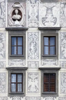 Carovana Palace, facade detail with sgraffiti and bust of Cosimo II
