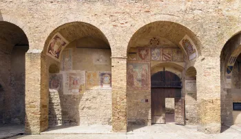 Municipal Palace of San Gimignano, arcades of the courtyard