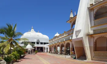 Shree Hindu Union of Mombasa Complex, courtyard with Lord Shiva Temple and Hindu Temple Centre