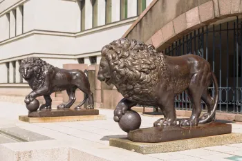 Vytautas the Great War Museum, lion sculptures