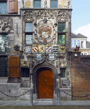 Gemeenlandshuis, portal with coat of arms