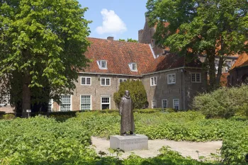 St. Agatha Monastery (Prince's Court), garden with statue of Willem de Zwijger