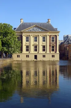 Mauritshuis, reflecting on Hofvijver