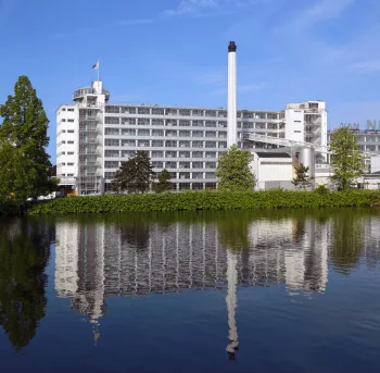 Van Nelle Factory, reflecting on Delfshavense Schie