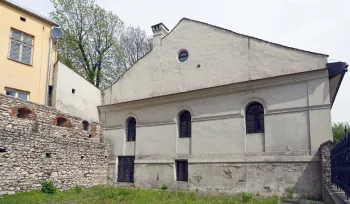 Kupa Synagogue, southwest elevation and remains of the old city walls