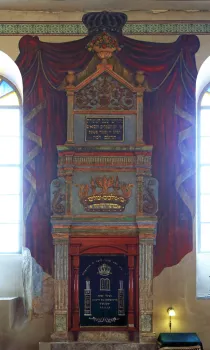 Kupa Synagogue, torah shrine