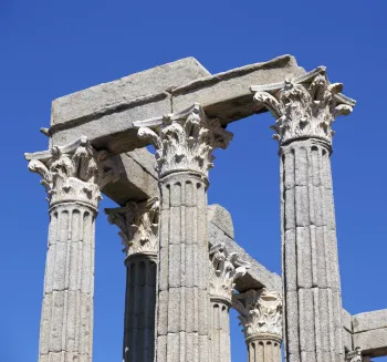 Roman Temple of Évora, columns with capitals and architraves