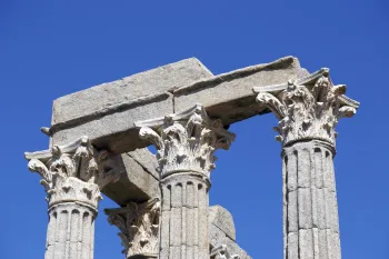 Roman Temple of Évora, columns with capitals and architraves