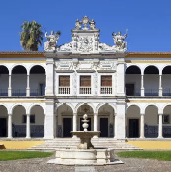 University of Évora, College of the Holy Spirit, Cloister of the General Studies, avant-corps and courtyard fountain