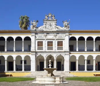 University of Évora, College of the Holy Spirit, Cloister of the General Studies, avant-corps and courtyard fountain