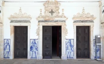 University of Évora, College of the Holy Spirit, doors of the Great Hall
