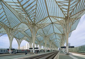 Lisbon Oriente Station, railway platforms with roof construction