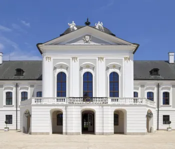 Grassalkovich Palace, avant-corps
