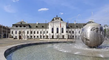 Peace Fountain, Grassalkovich Palace in the background