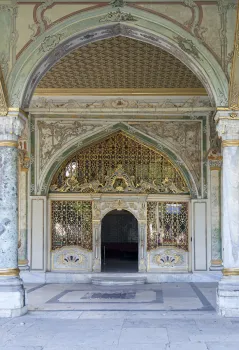 Topkapi Palace, Imperial Council, arcade with entrance