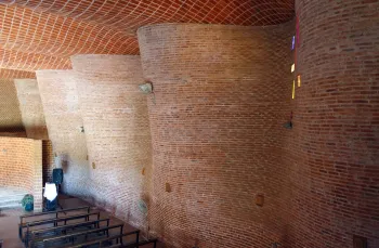 Church of Atlántida, interior view of the undulating side walls