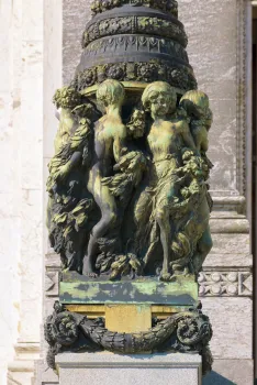 Legislative Palace, sculptures of the lamppost